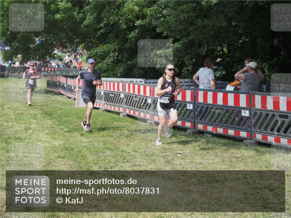 15.06.2025 - 27. Vierlanden-Triathlon KatJ http://msf.ph/oto/8037831 15.06.2025 11:30:59 Schwimmen  meine-sportfotos.de
