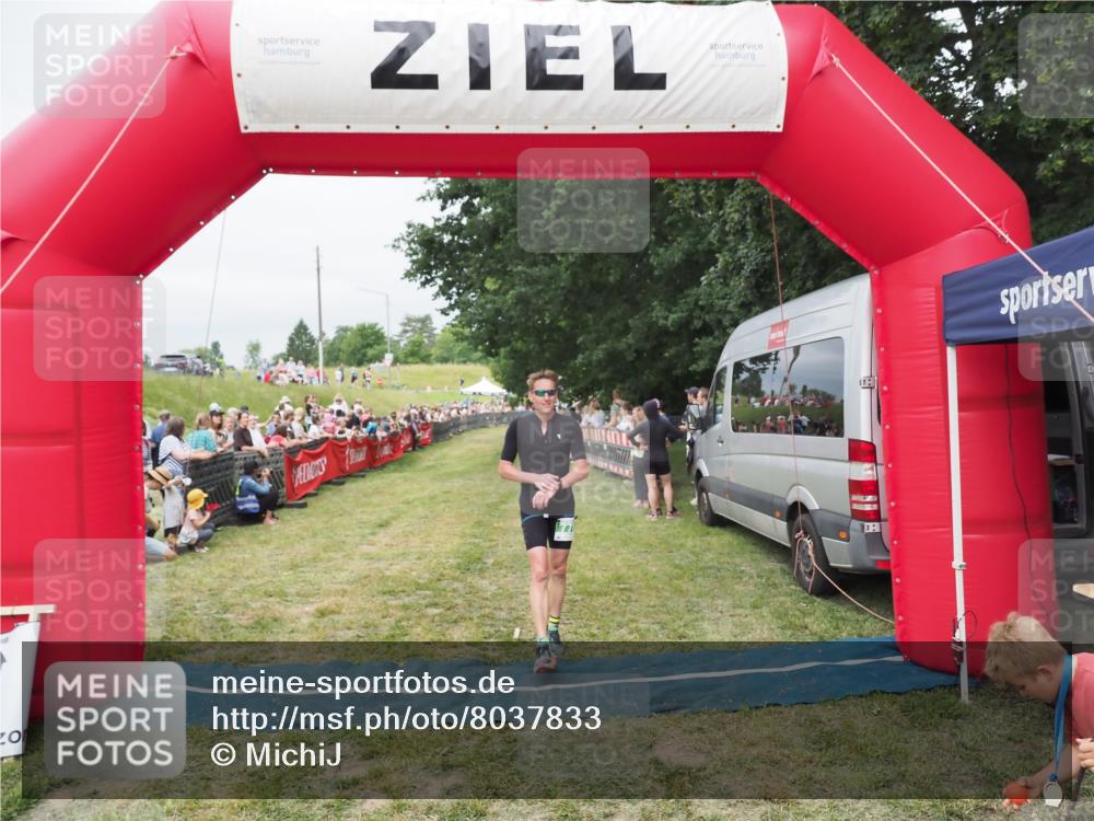 21.06.2025 - 27. Vierlanden-Triathlon MichiJ http://msf.ph/oto/8037833 15.06.2026 13:13:36 Ziel 723, 778 meine-sportfotos.de