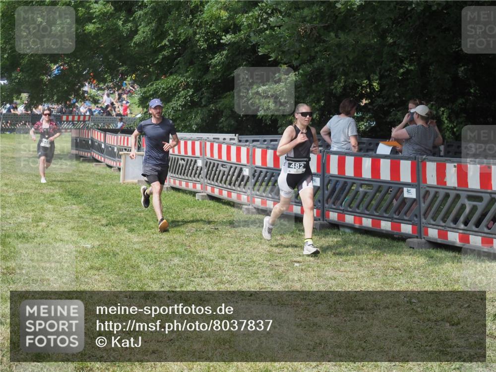 15.06.2025 - 27. Vierlanden-Triathlon KatJ http://msf.ph/oto/8037837 15.06.2025 11:30:59 Schwimmen  meine-sportfotos.de