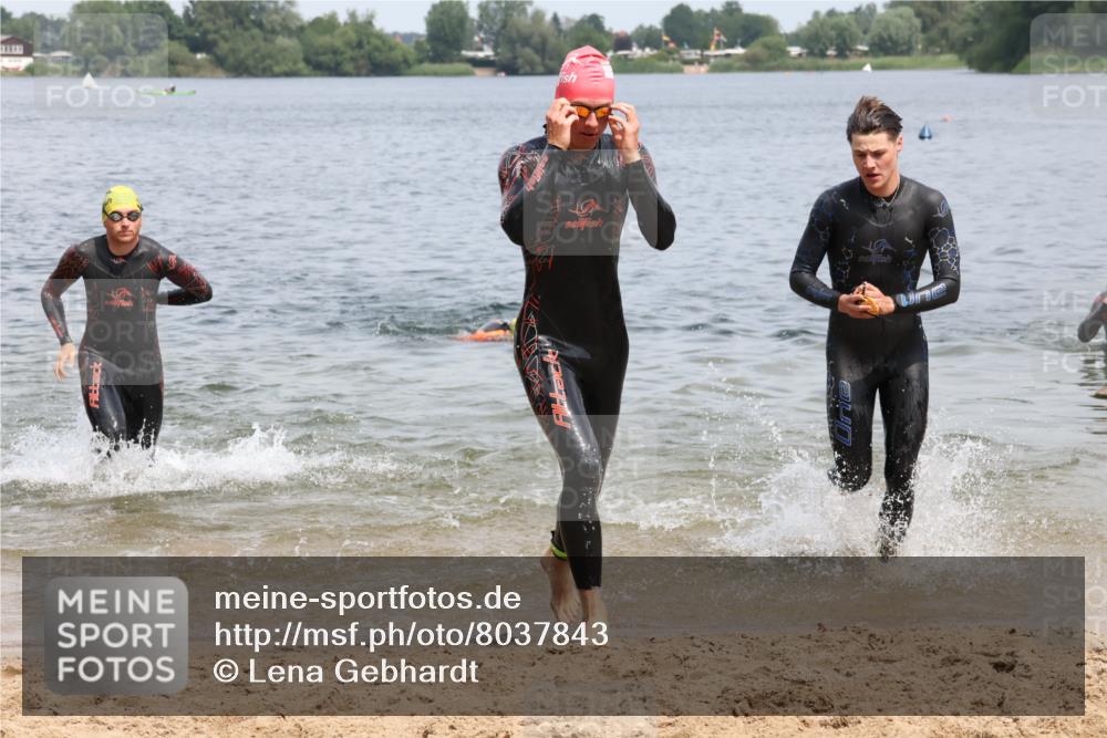 21.06.2025 - 27. Vierlanden-Triathlon Lena Gebhardt http://msf.ph/oto/8037843 15.06.2025 12:08:44 Schwimmen 1034, 1035, 1037, 1038 meine-sportfotos.de