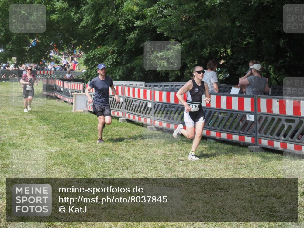 15.06.2025 - 27. Vierlanden-Triathlon KatJ http://msf.ph/oto/8037845 15.06.2025 11:30:59 Schwimmen  meine-sportfotos.de