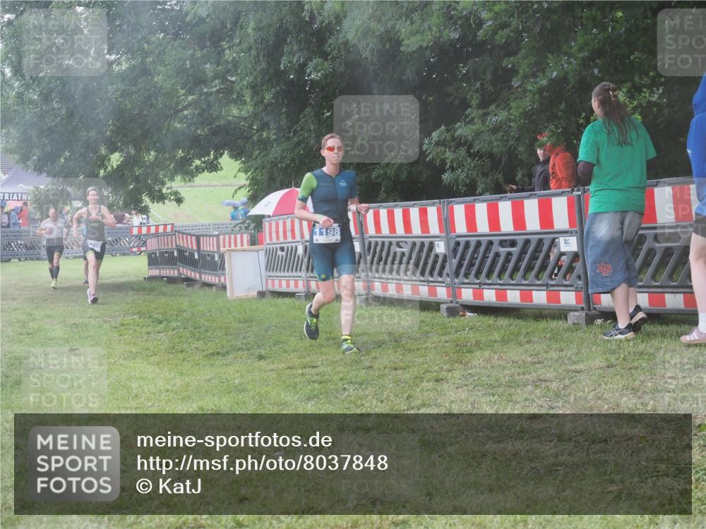 21.06.2025 - 27. Vierlanden-Triathlon KatJ http://msf.ph/oto/8037848 15.06.2025 14:19:29 Ziel 1198, 1200, 1265, 1303 meine-sportfotos.de