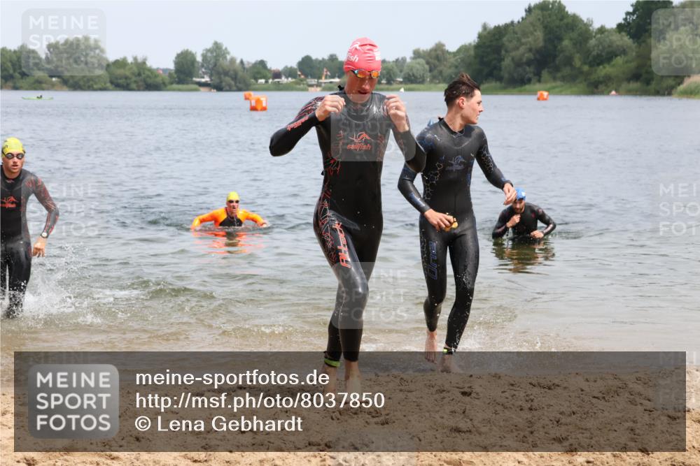 21.06.2025 - 27. Vierlanden-Triathlon Lena Gebhardt http://msf.ph/oto/8037850 15.06.2025 12:08:44 Schwimmen 1034, 1035, 1037, 1038 meine-sportfotos.de