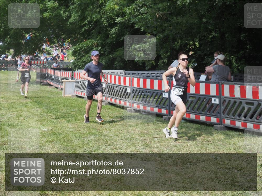 15.06.2025 - 27. Vierlanden-Triathlon KatJ http://msf.ph/oto/8037852 15.06.2025 11:30:59 Schwimmen  meine-sportfotos.de