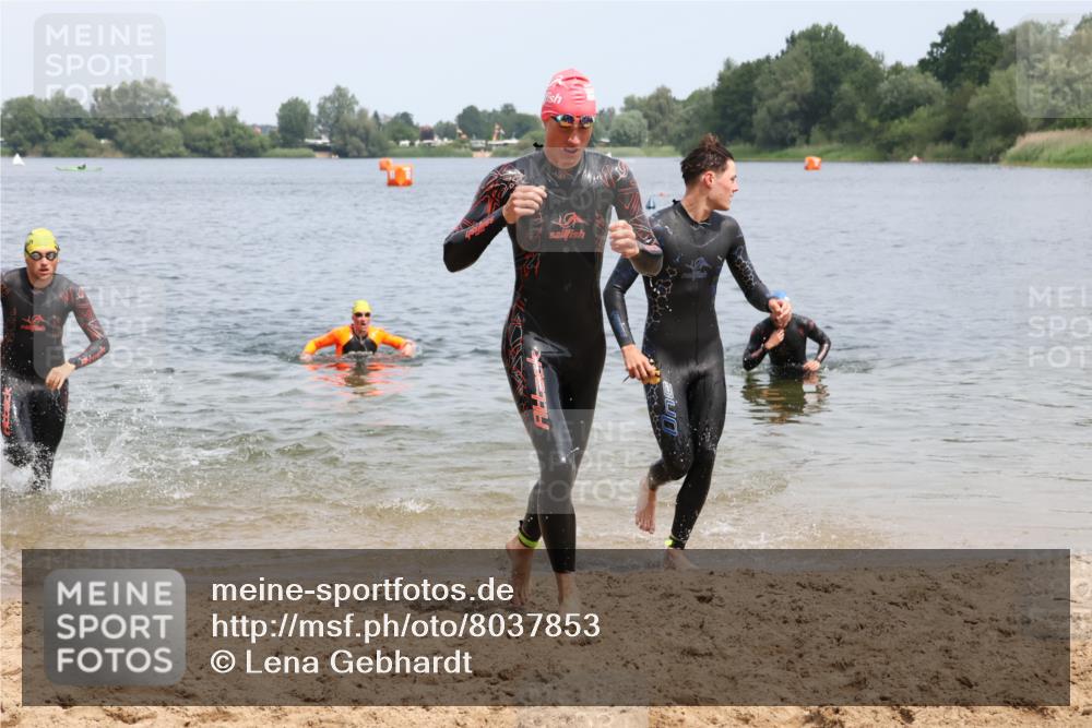 21.06.2025 - 27. Vierlanden-Triathlon Lena Gebhardt http://msf.ph/oto/8037853 15.06.2025 12:08:44 Schwimmen 1034, 1035, 1037, 1038 meine-sportfotos.de