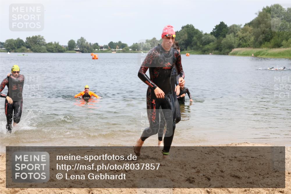 21.06.2025 - 27. Vierlanden-Triathlon Lena Gebhardt http://msf.ph/oto/8037857 15.06.2025 12:08:45 Schwimmen 1034, 1035, 1036, 1037, 1038 meine-sportfotos.de