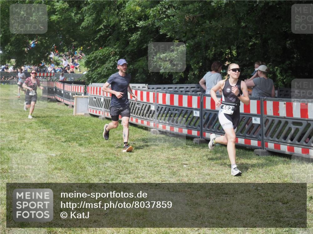 15.06.2025 - 27. Vierlanden-Triathlon KatJ http://msf.ph/oto/8037859 15.06.2025 11:30:59 Schwimmen  meine-sportfotos.de