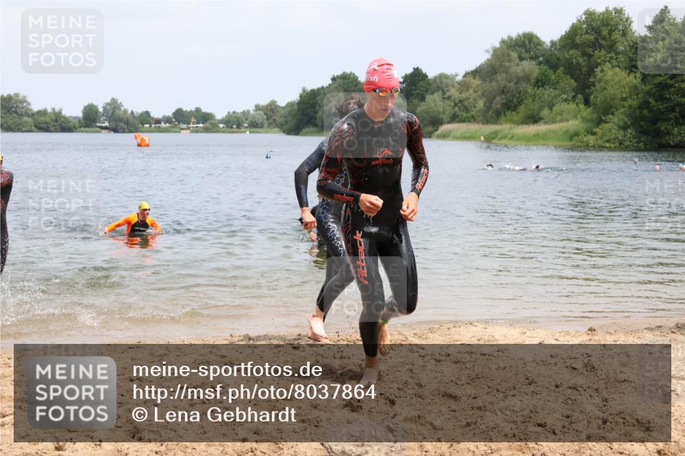 21.06.2025 - 27. Vierlanden-Triathlon Lena Gebhardt http://msf.ph/oto/8037864 15.06.2025 12:08:45 Schwimmen 1034, 1035, 1036, 1037, 1038 meine-sportfotos.de