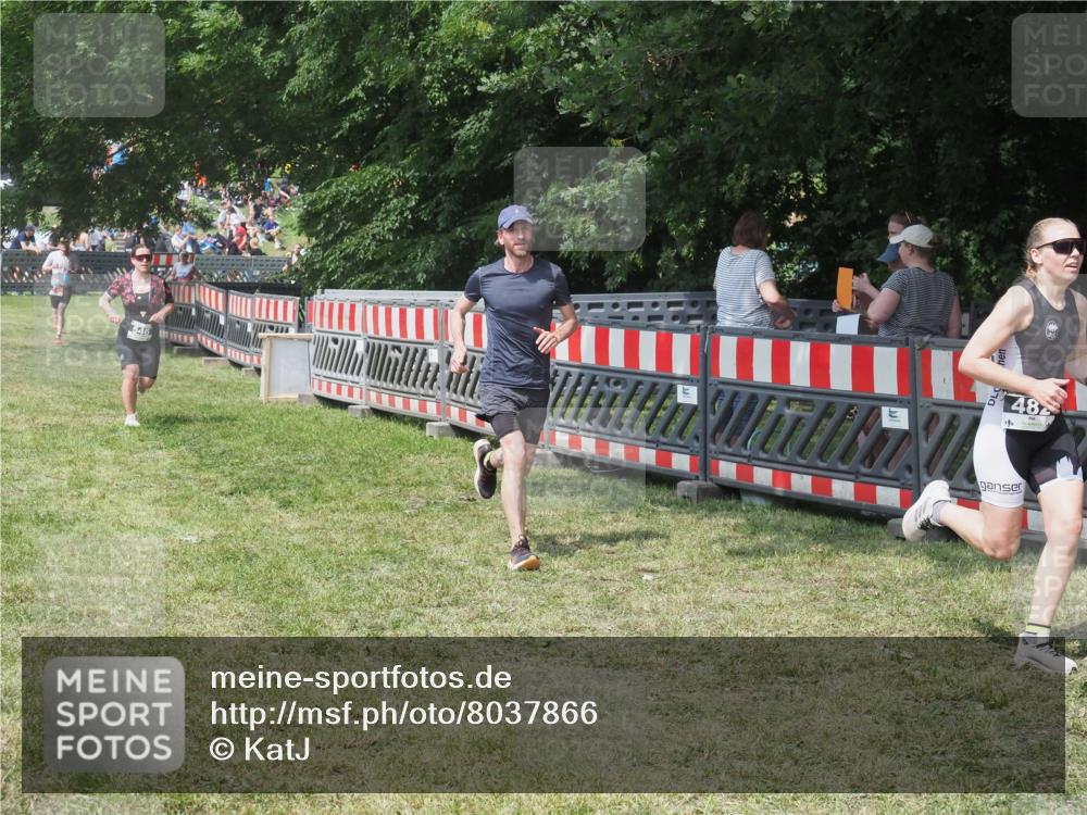 15.06.2025 - 27. Vierlanden-Triathlon KatJ http://msf.ph/oto/8037866 15.06.2025 11:31:00 Schwimmen  meine-sportfotos.de