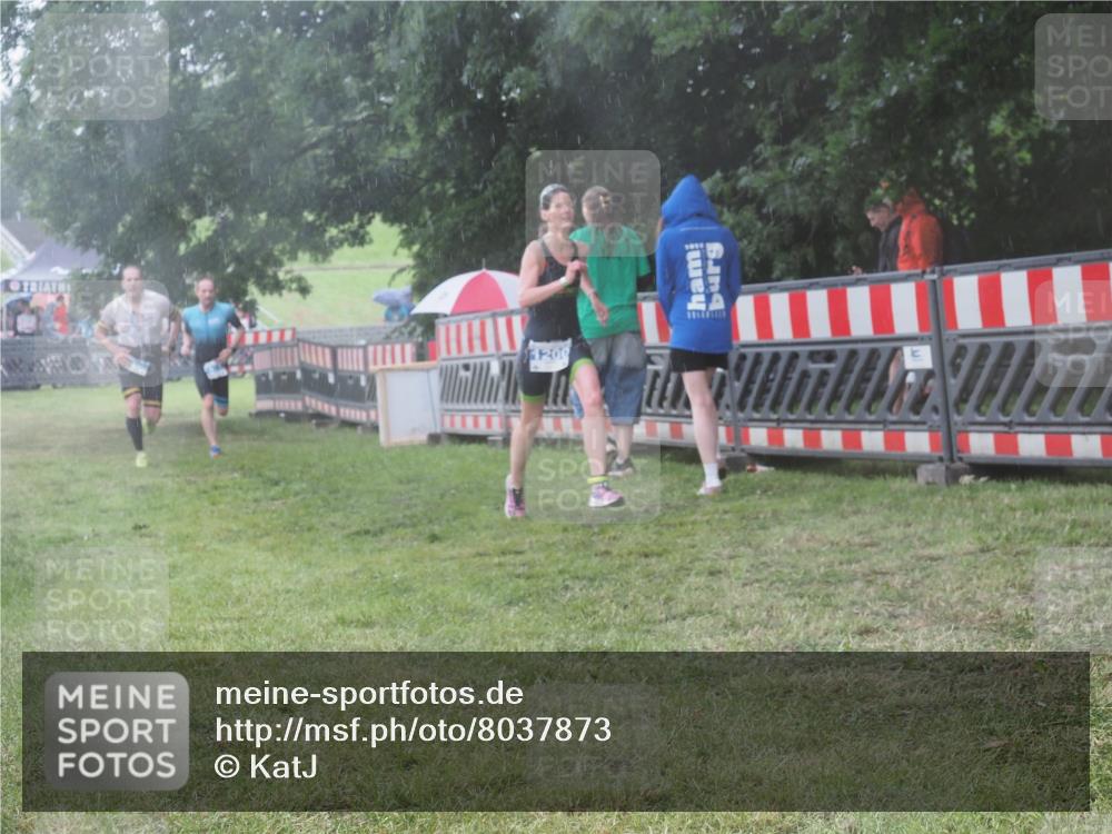21.06.2025 - 27. Vierlanden-Triathlon KatJ http://msf.ph/oto/8037873 15.06.2025 14:19:32 Ziel 1198, 1200, 1265, 1303 meine-sportfotos.de