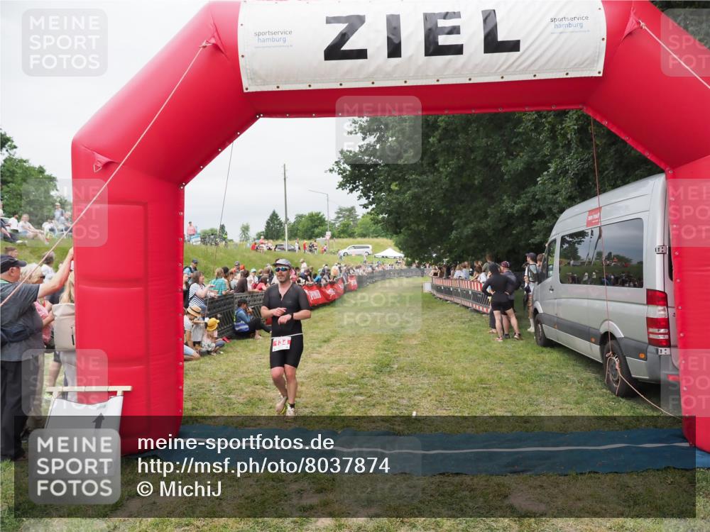 21.06.2025 - 27. Vierlanden-Triathlon MichiJ http://msf.ph/oto/8037874 15.06.2026 13:13:54 Ziel 134 meine-sportfotos.de