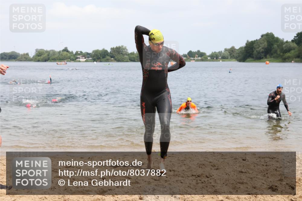21.06.2025 - 27. Vierlanden-Triathlon Lena Gebhardt http://msf.ph/oto/8037882 15.06.2025 12:08:47 Schwimmen 1034, 1035, 1036, 1037, 1038 meine-sportfotos.de