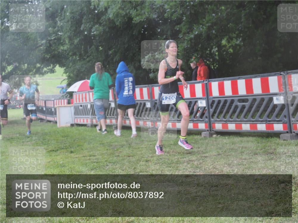 21.06.2025 - 27. Vierlanden-Triathlon KatJ http://msf.ph/oto/8037892 15.06.2025 14:19:33 Ziel 1198, 1200, 1265, 1303 meine-sportfotos.de