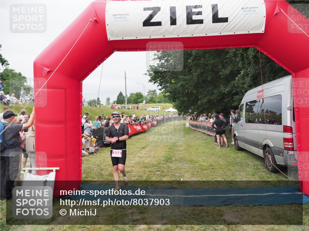 21.06.2025 - 27. Vierlanden-Triathlon MichiJ http://msf.ph/oto/8037903 15.06.2026 13:13:55 Ziel 134 meine-sportfotos.de