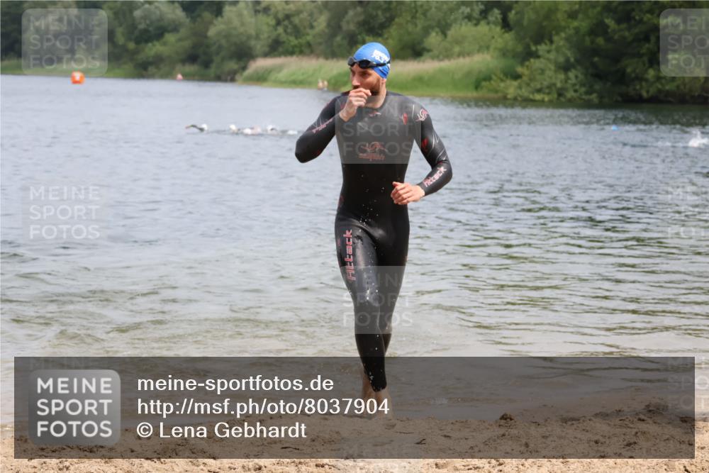 21.06.2025 - 27. Vierlanden-Triathlon Lena Gebhardt http://msf.ph/oto/8037904 15.06.2025 12:08:51 Schwimmen 1033, 1034, 1035, 1036, 1037, 1038 meine-sportfotos.de