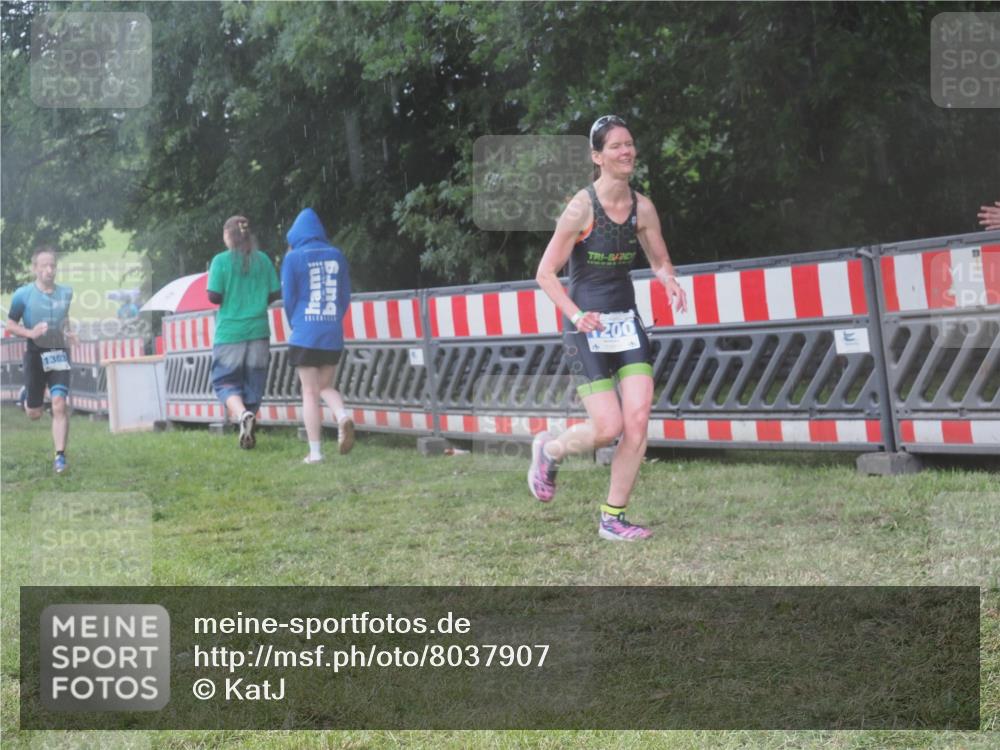 21.06.2025 - 27. Vierlanden-Triathlon KatJ http://msf.ph/oto/8037907 15.06.2025 14:19:33 Ziel 1198, 1200, 1265, 1303 meine-sportfotos.de
