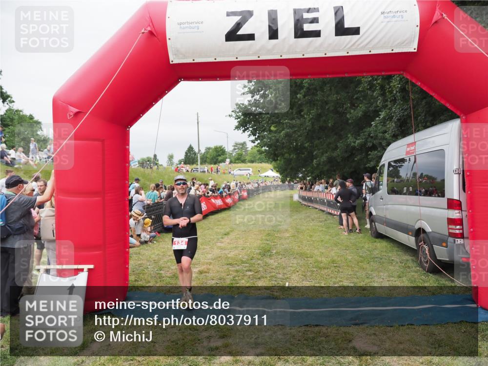 21.06.2025 - 27. Vierlanden-Triathlon MichiJ http://msf.ph/oto/8037911 15.06.2026 13:13:55 Ziel 134 meine-sportfotos.de