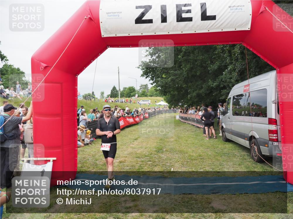 21.06.2025 - 27. Vierlanden-Triathlon MichiJ http://msf.ph/oto/8037917 15.06.2026 13:13:55 Ziel 134 meine-sportfotos.de