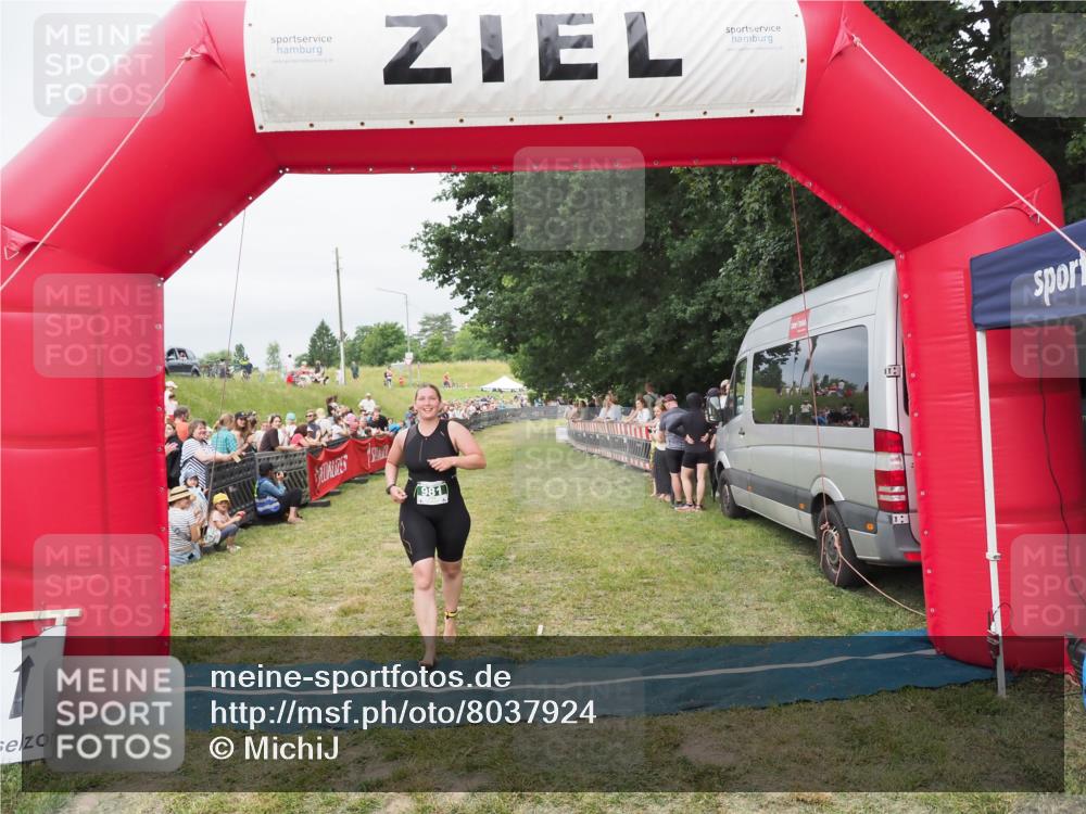 21.06.2025 - 27. Vierlanden-Triathlon MichiJ http://msf.ph/oto/8037924 15.06.2026 13:14:25 Ziel 981 meine-sportfotos.de