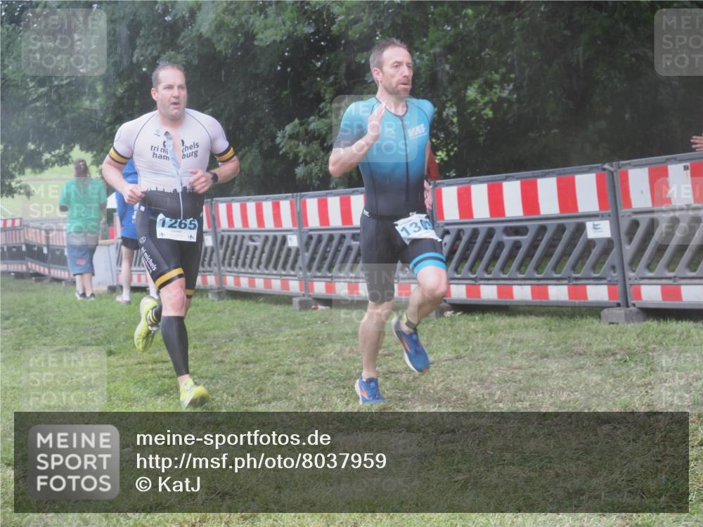 21.06.2025 - 27. Vierlanden-Triathlon KatJ http://msf.ph/oto/8037959 15.06.2025 14:19:34 Ziel 1198, 1200, 1265, 1303 meine-sportfotos.de