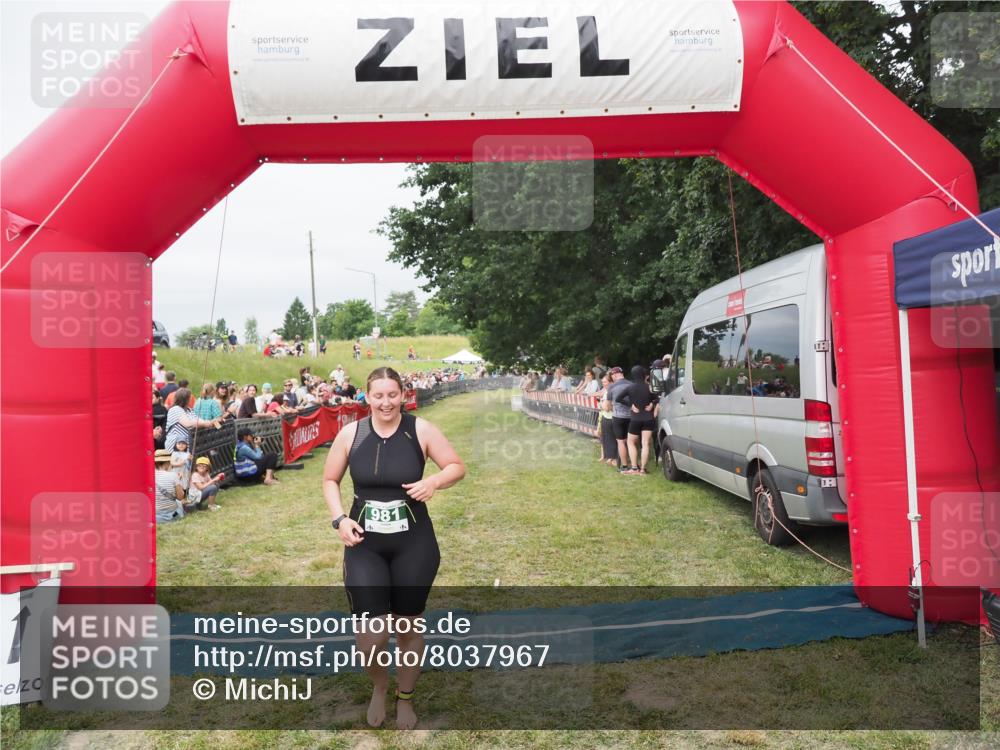 21.06.2025 - 27. Vierlanden-Triathlon MichiJ http://msf.ph/oto/8037967 15.06.2026 13:14:26 Ziel 981 meine-sportfotos.de