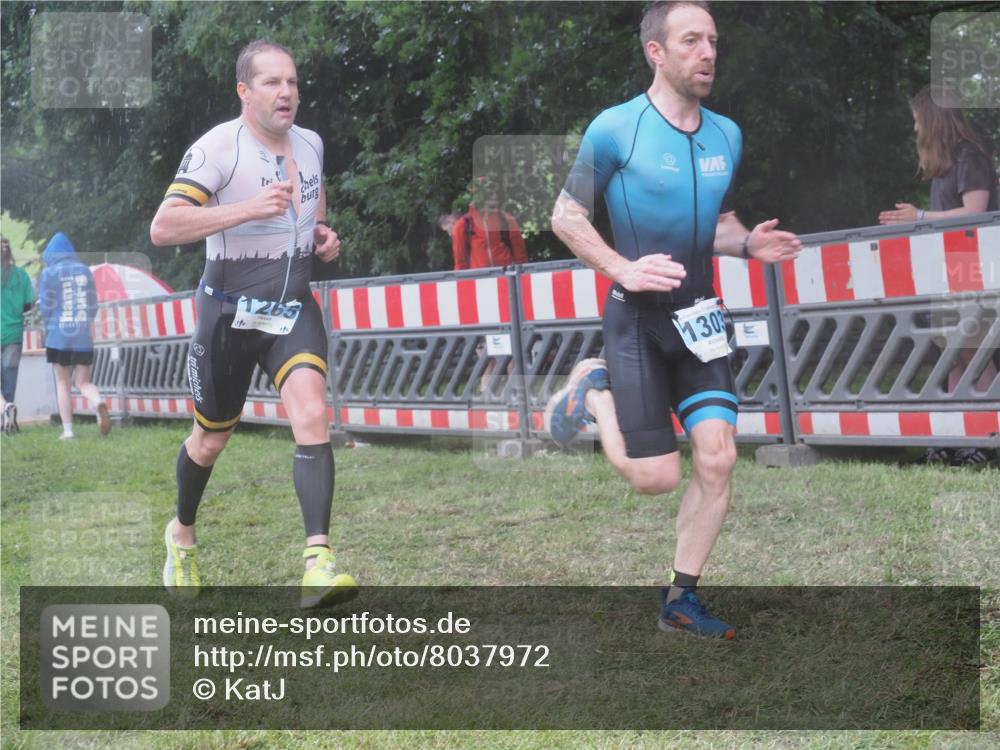 21.06.2025 - 27. Vierlanden-Triathlon KatJ http://msf.ph/oto/8037972 15.06.2025 14:19:35 Ziel 1200, 1265, 1303 meine-sportfotos.de