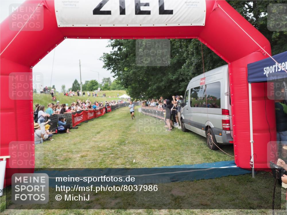 21.06.2025 - 27. Vierlanden-Triathlon MichiJ http://msf.ph/oto/8037986 15.06.2026 13:14:57 Ziel 947 meine-sportfotos.de