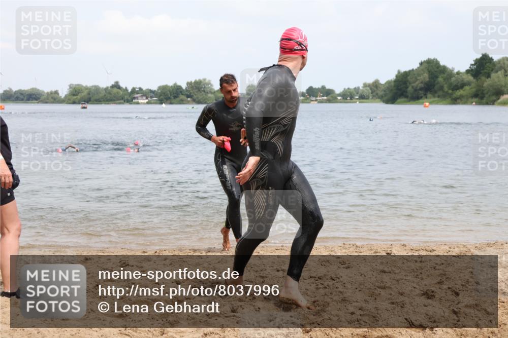 21.06.2025 - 27. Vierlanden-Triathlon Lena Gebhardt http://msf.ph/oto/8037996 15.06.2025 12:09:00 Schwimmen 1032, 1033, 1035, 1036 meine-sportfotos.de