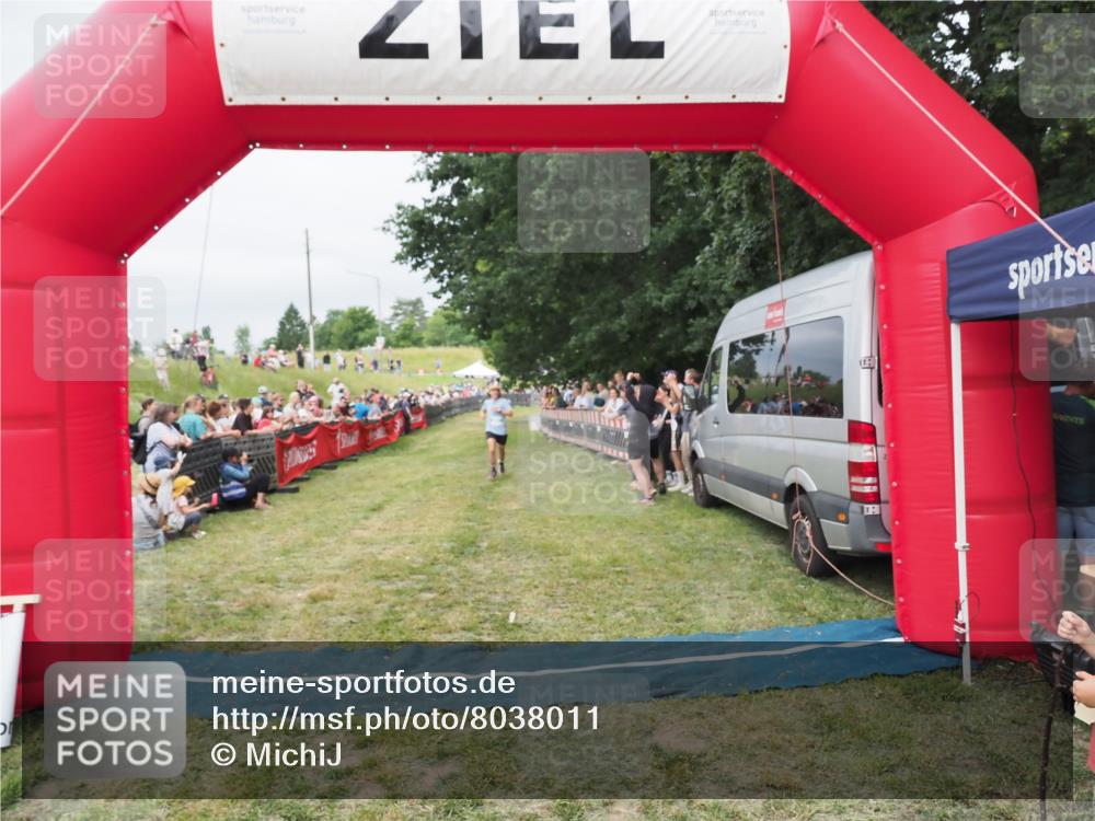 21.06.2025 - 27. Vierlanden-Triathlon MichiJ http://msf.ph/oto/8038011 15.06.2026 13:14:58 Ziel 947 meine-sportfotos.de