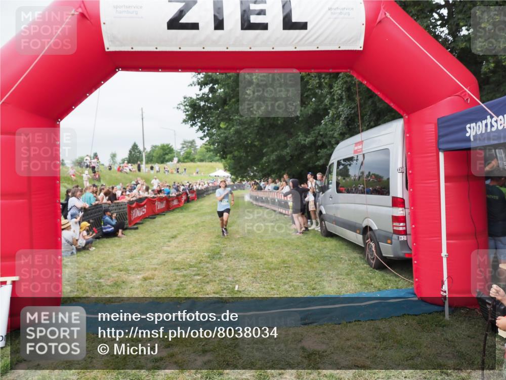 21.06.2025 - 27. Vierlanden-Triathlon MichiJ http://msf.ph/oto/8038034 15.06.2026 13:14:59 Ziel 947 meine-sportfotos.de