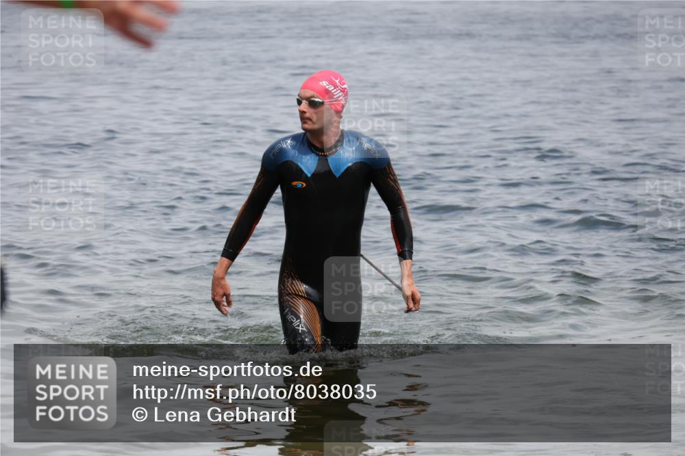 21.06.2025 - 27. Vierlanden-Triathlon Lena Gebhardt http://msf.ph/oto/8038035 15.06.2025 12:09:14 Schwimmen 1029, 1030 meine-sportfotos.de