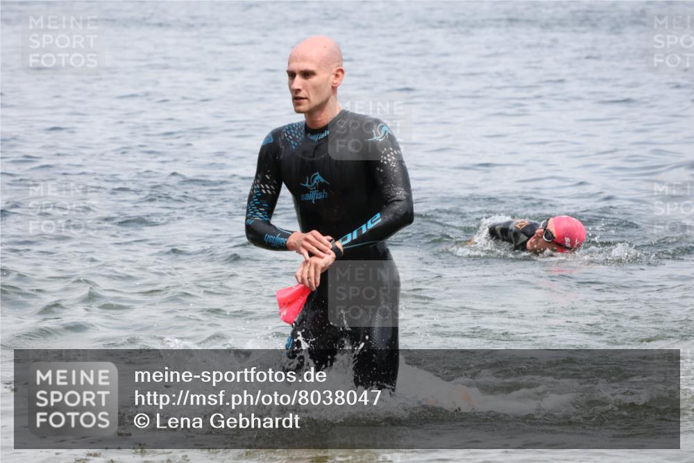 21.06.2025 - 27. Vierlanden-Triathlon Lena Gebhardt http://msf.ph/oto/8038047 15.06.2025 12:09:16 Schwimmen 1029, 1030 meine-sportfotos.de