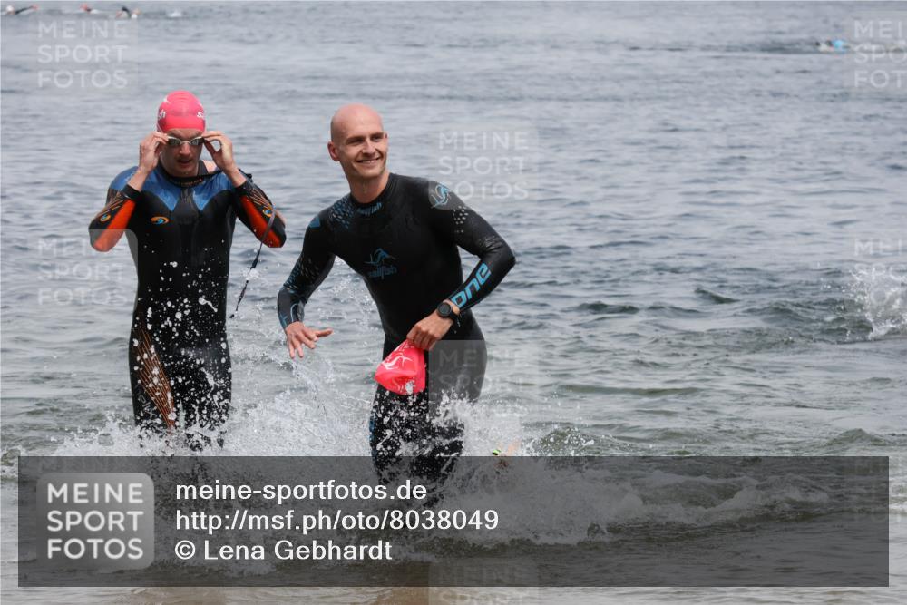 21.06.2025 - 27. Vierlanden-Triathlon Lena Gebhardt http://msf.ph/oto/8038049 15.06.2025 12:09:16 Schwimmen 1029, 1030 meine-sportfotos.de