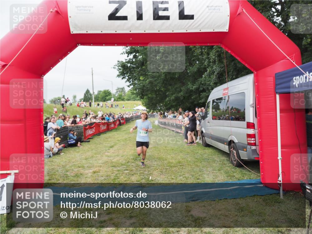 21.06.2025 - 27. Vierlanden-Triathlon MichiJ http://msf.ph/oto/8038062 15.06.2026 13:15:00 Ziel 947 meine-sportfotos.de
