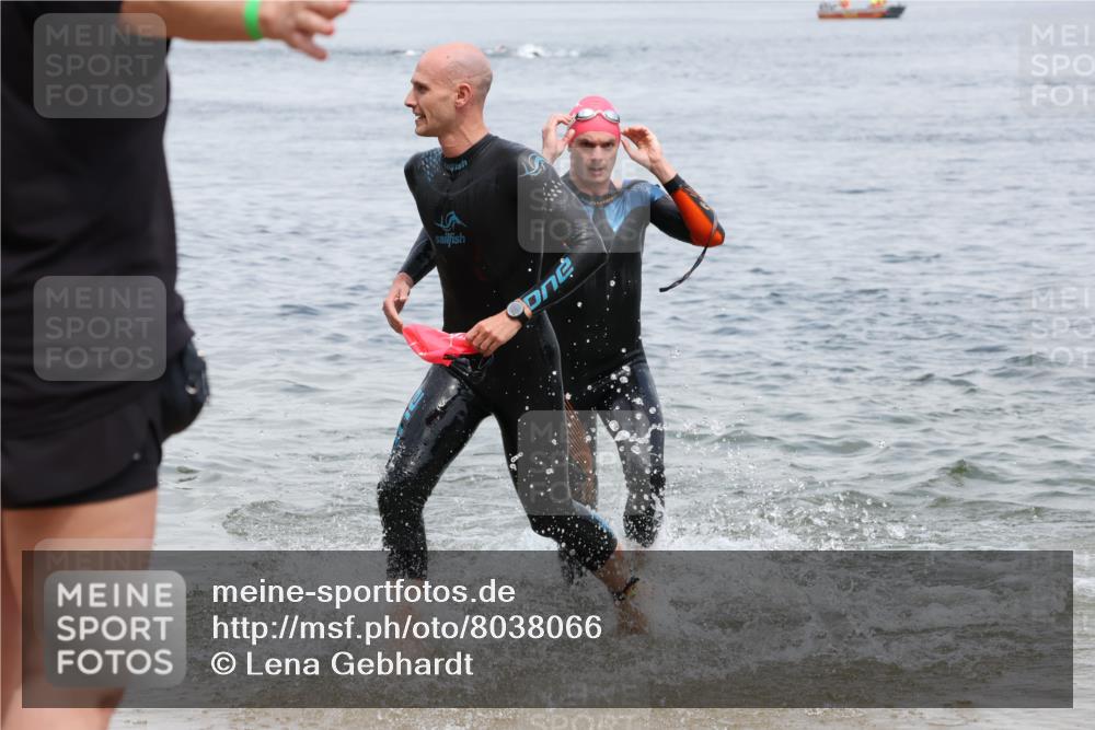 21.06.2025 - 27. Vierlanden-Triathlon Lena Gebhardt http://msf.ph/oto/8038066 15.06.2025 12:09:17 Schwimmen 1029, 1030, 1031 meine-sportfotos.de