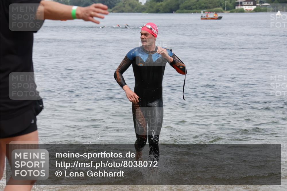 21.06.2025 - 27. Vierlanden-Triathlon Lena Gebhardt http://msf.ph/oto/8038072 15.06.2025 12:09:18 Schwimmen 1029, 1030, 1031 meine-sportfotos.de