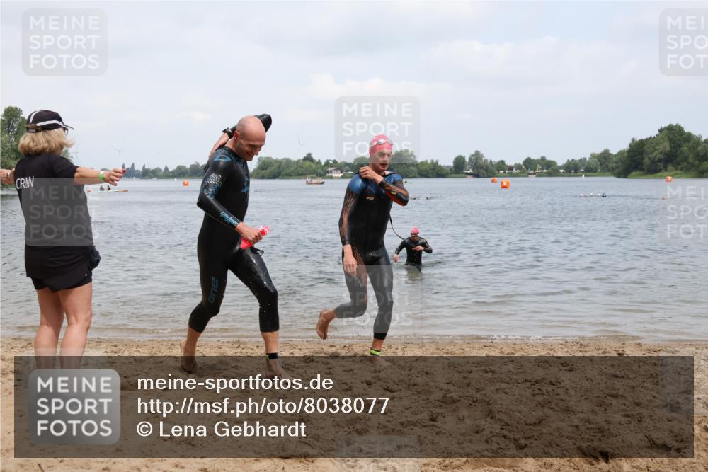 21.06.2025 - 27. Vierlanden-Triathlon Lena Gebhardt http://msf.ph/oto/8038077 15.06.2025 12:09:20 Schwimmen 1029, 1030, 1031 meine-sportfotos.de