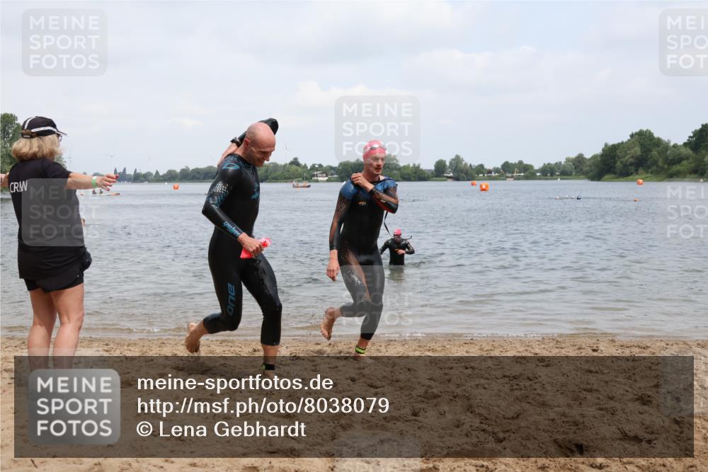 21.06.2025 - 27. Vierlanden-Triathlon Lena Gebhardt http://msf.ph/oto/8038079 15.06.2025 12:09:20 Schwimmen 1029, 1030, 1031 meine-sportfotos.de