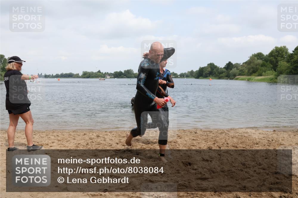 21.06.2025 - 27. Vierlanden-Triathlon Lena Gebhardt http://msf.ph/oto/8038084 15.06.2025 12:09:21 Schwimmen 1029, 1030, 1031 meine-sportfotos.de