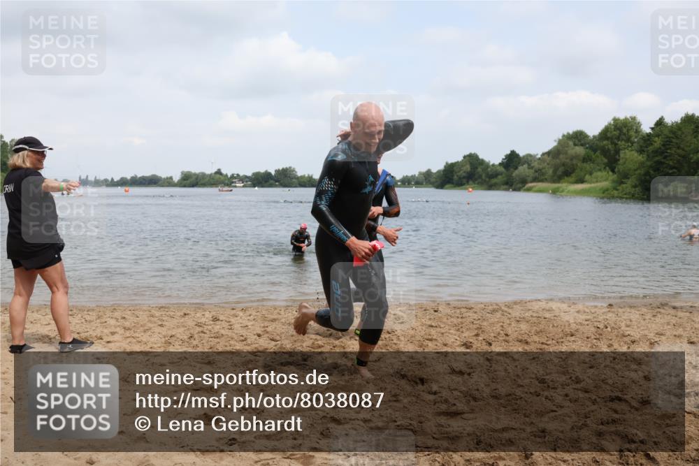 21.06.2025 - 27. Vierlanden-Triathlon Lena Gebhardt http://msf.ph/oto/8038087 15.06.2025 12:09:21 Schwimmen 1029, 1030, 1031 meine-sportfotos.de