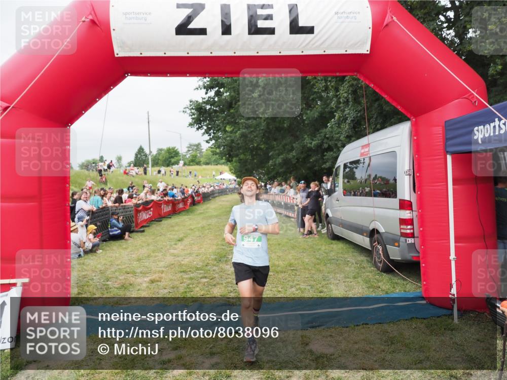 21.06.2025 - 27. Vierlanden-Triathlon MichiJ http://msf.ph/oto/8038096 15.06.2026 13:15:01 Ziel 947 meine-sportfotos.de
