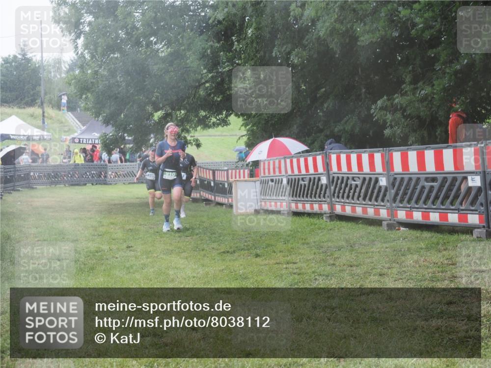 21.06.2025 - 27. Vierlanden-Triathlon KatJ http://msf.ph/oto/8038112 15.06.2025 14:20:13 Ziel 910, 1209, 1213 meine-sportfotos.de
