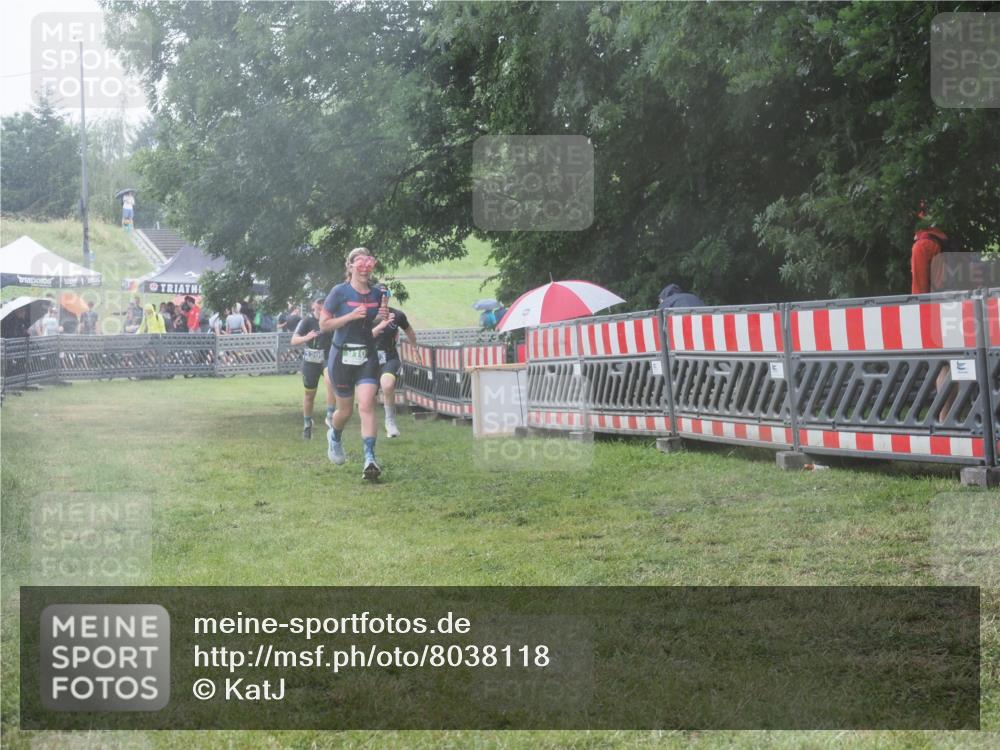 21.06.2025 - 27. Vierlanden-Triathlon KatJ http://msf.ph/oto/8038118 15.06.2025 14:20:13 Ziel 910, 1209, 1213 meine-sportfotos.de