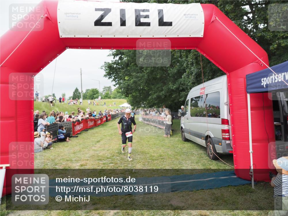 21.06.2025 - 27. Vierlanden-Triathlon MichiJ http://msf.ph/oto/8038119 15.06.2026 13:15:39 Ziel 77 meine-sportfotos.de