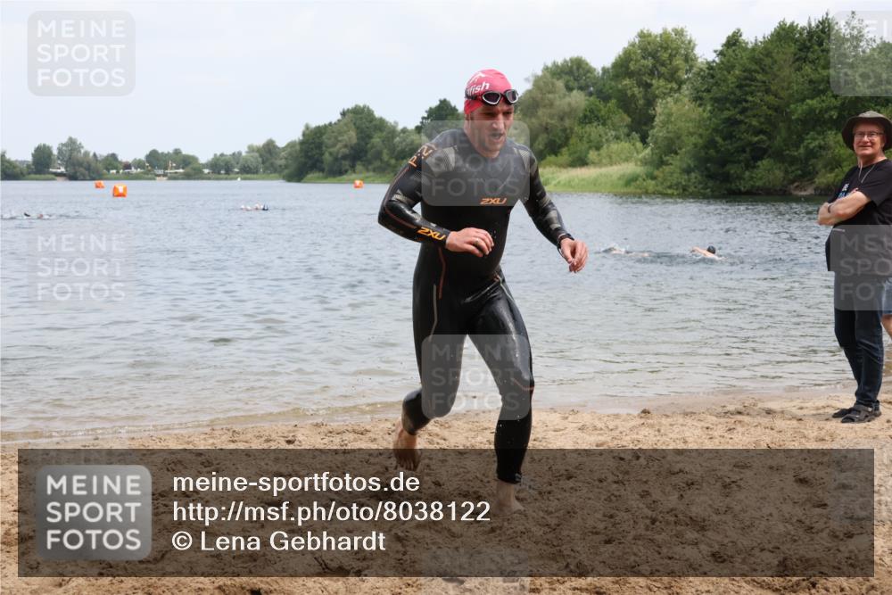 21.06.2025 - 27. Vierlanden-Triathlon Lena Gebhardt http://msf.ph/oto/8038122 15.06.2025 12:09:28 Schwimmen 1029, 1030, 1031 meine-sportfotos.de