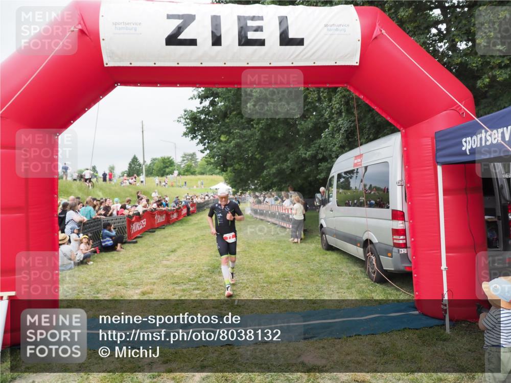 21.06.2025 - 27. Vierlanden-Triathlon MichiJ http://msf.ph/oto/8038132 15.06.2026 13:15:40 Ziel 77 meine-sportfotos.de
