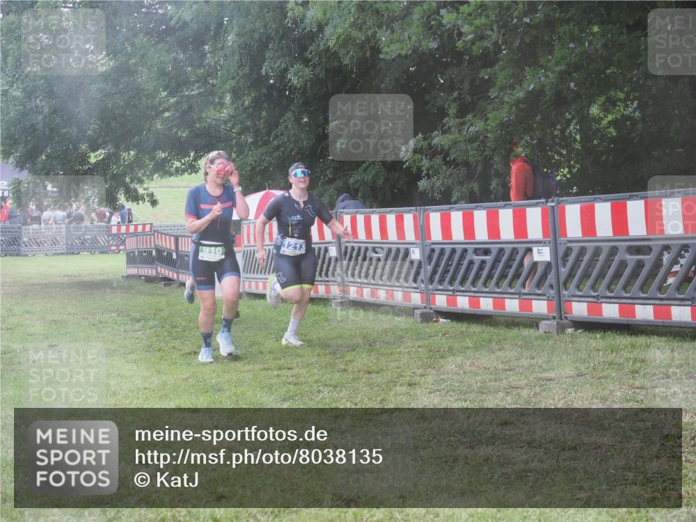 21.06.2025 - 27. Vierlanden-Triathlon KatJ http://msf.ph/oto/8038135 15.06.2025 14:20:14 Ziel 910, 1209, 1213 meine-sportfotos.de