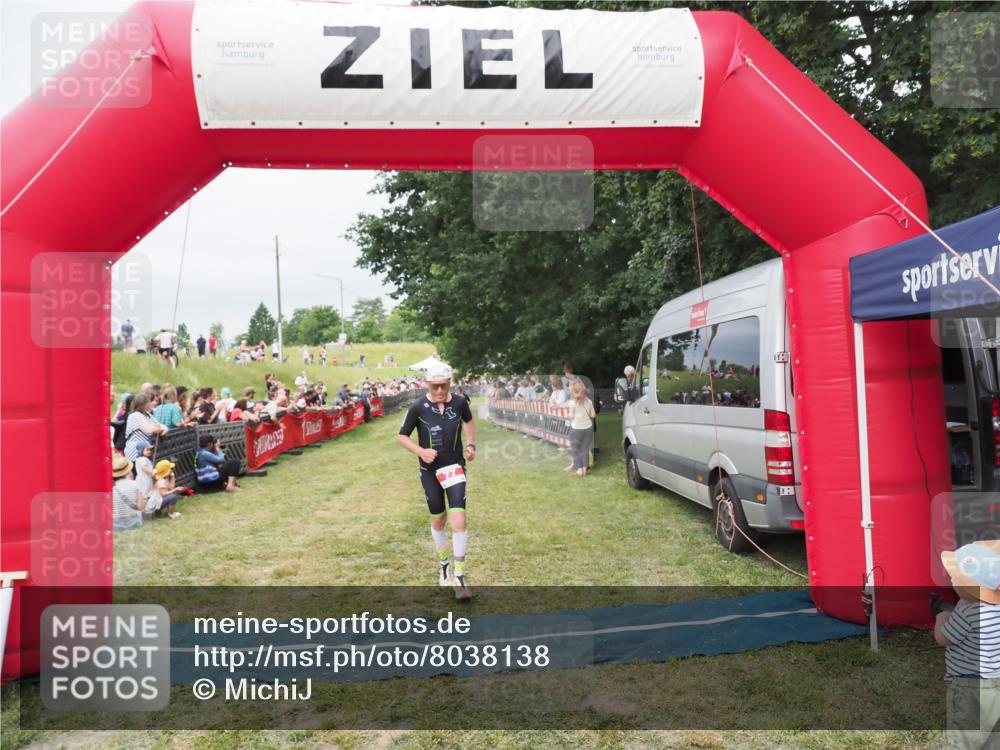 21.06.2025 - 27. Vierlanden-Triathlon MichiJ http://msf.ph/oto/8038138 15.06.2026 13:15:40 Ziel 77 meine-sportfotos.de