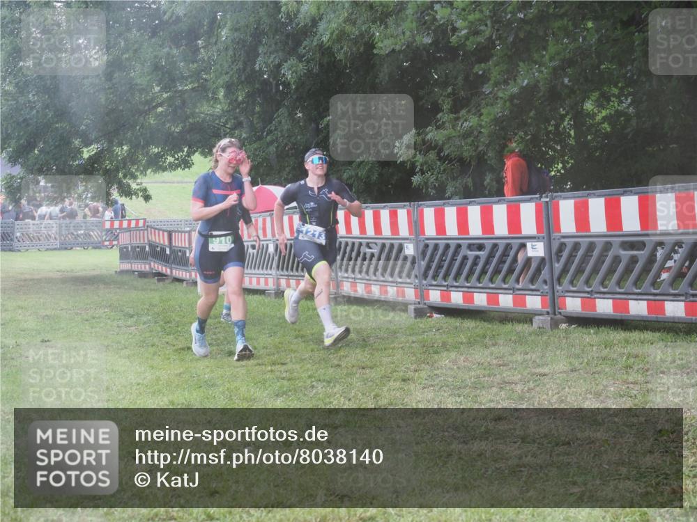 21.06.2025 - 27. Vierlanden-Triathlon KatJ http://msf.ph/oto/8038140 15.06.2025 14:20:14 Ziel 910, 1209, 1213 meine-sportfotos.de
