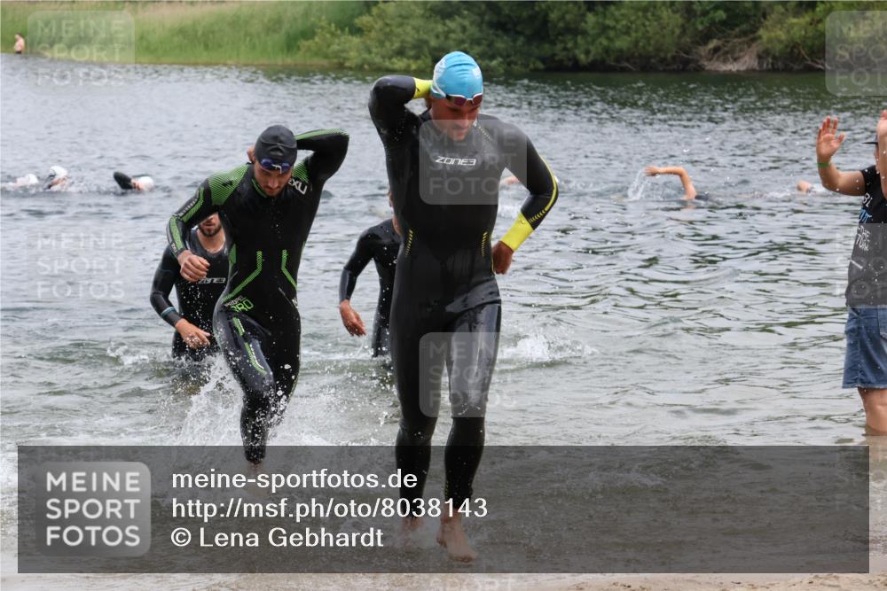 21.06.2025 - 27. Vierlanden-Triathlon Lena Gebhardt http://msf.ph/oto/8038143 15.06.2025 12:10:15 Schwimmen 1039, 1040, 1041, 1042, 1043 meine-sportfotos.de